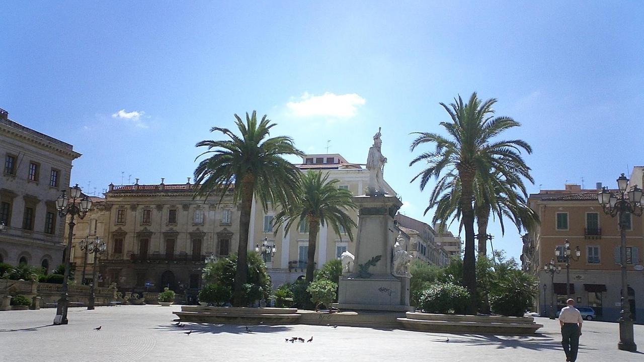 Sassari, tutti in piazza d'Italia con una candela per le vittime di Parigi