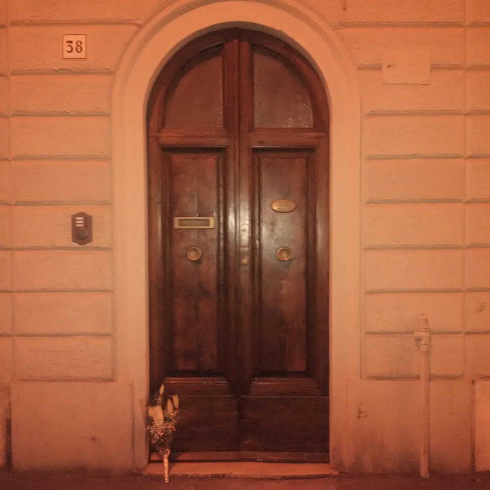 Il portone della casa di Modigliani in via Roma col giglio bianco posto dal consigliere regionale del Pd Francesco Gazzetti (foto dal suo profilo Facebook)