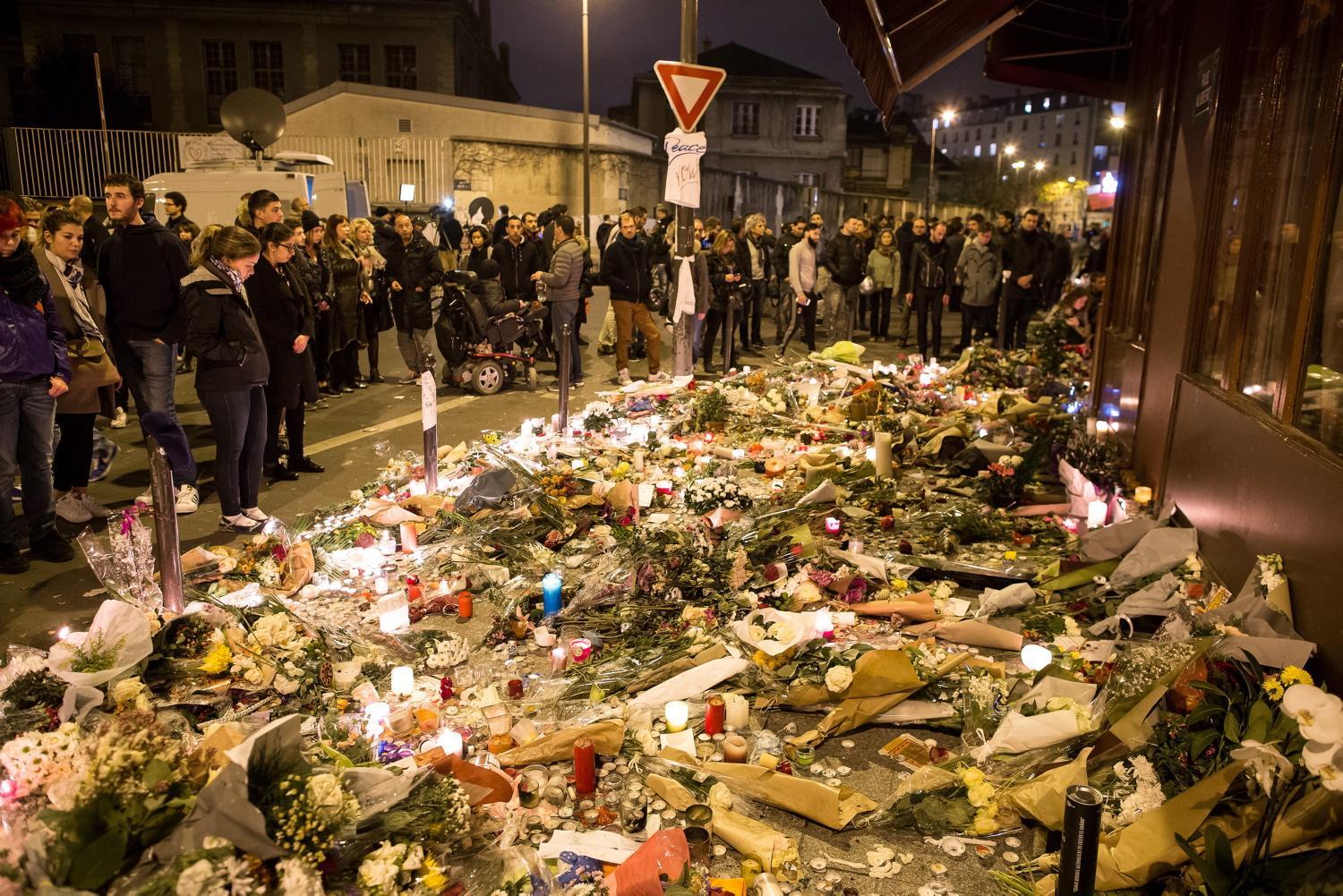 Il ricordo delle vittime dell'attentato di Parigi