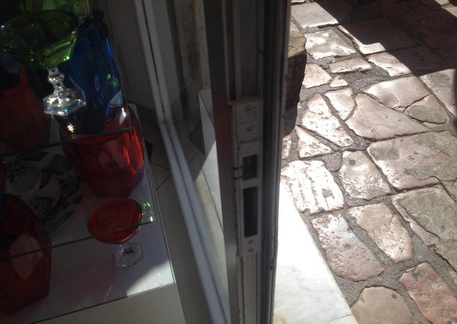 È il re dei furti estivi, in quattro mesi 35 locali svaligiati all’Elba 