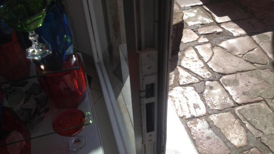 È il re dei furti estivi, in quattro mesi 35 locali svaligiati all’Elba