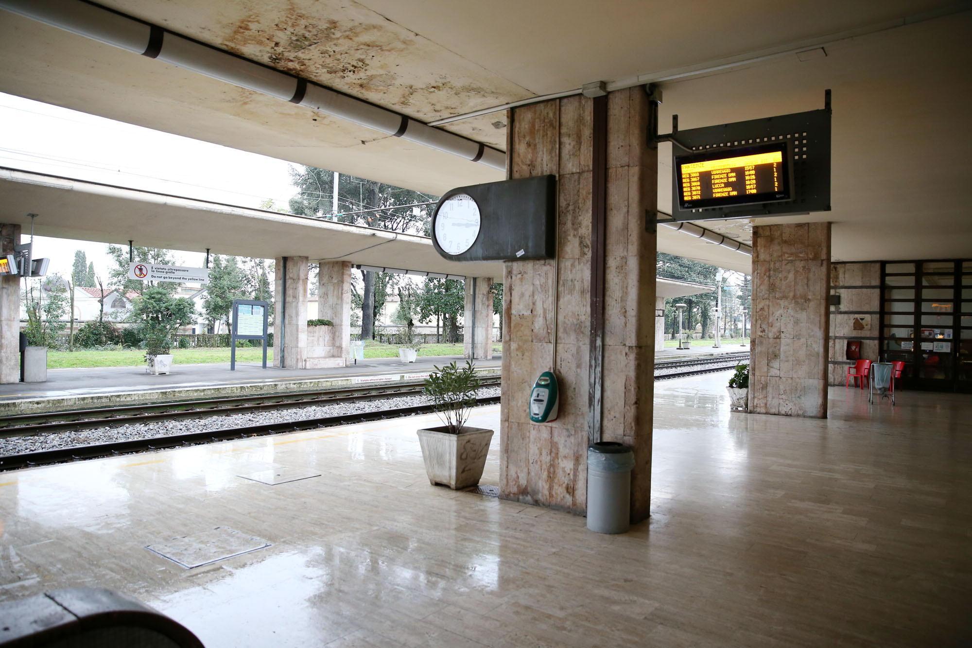Marciapedi della stazione allagati per le infiltrazioni di acqua dalle pensiline