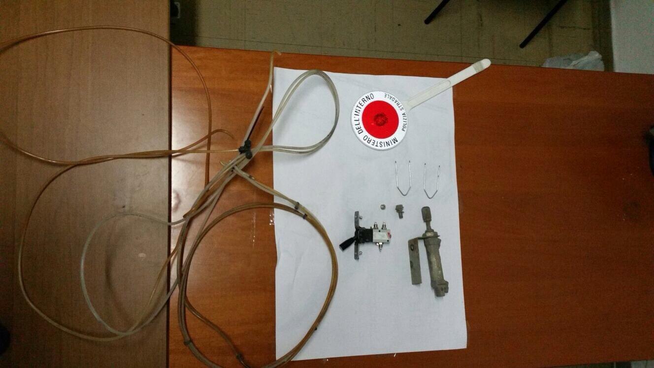 Gli attrezzi utilizzati per alterare il cronotachigrafo