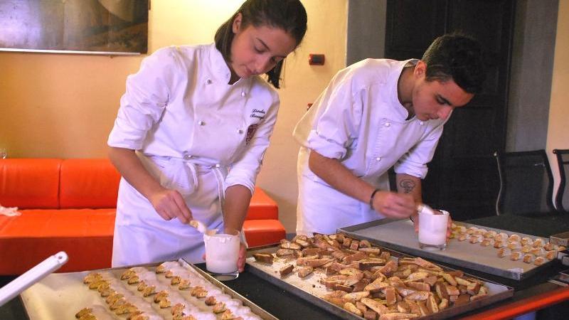Allievi dell'istituto Datini impegnati nella preparazione di biscotti