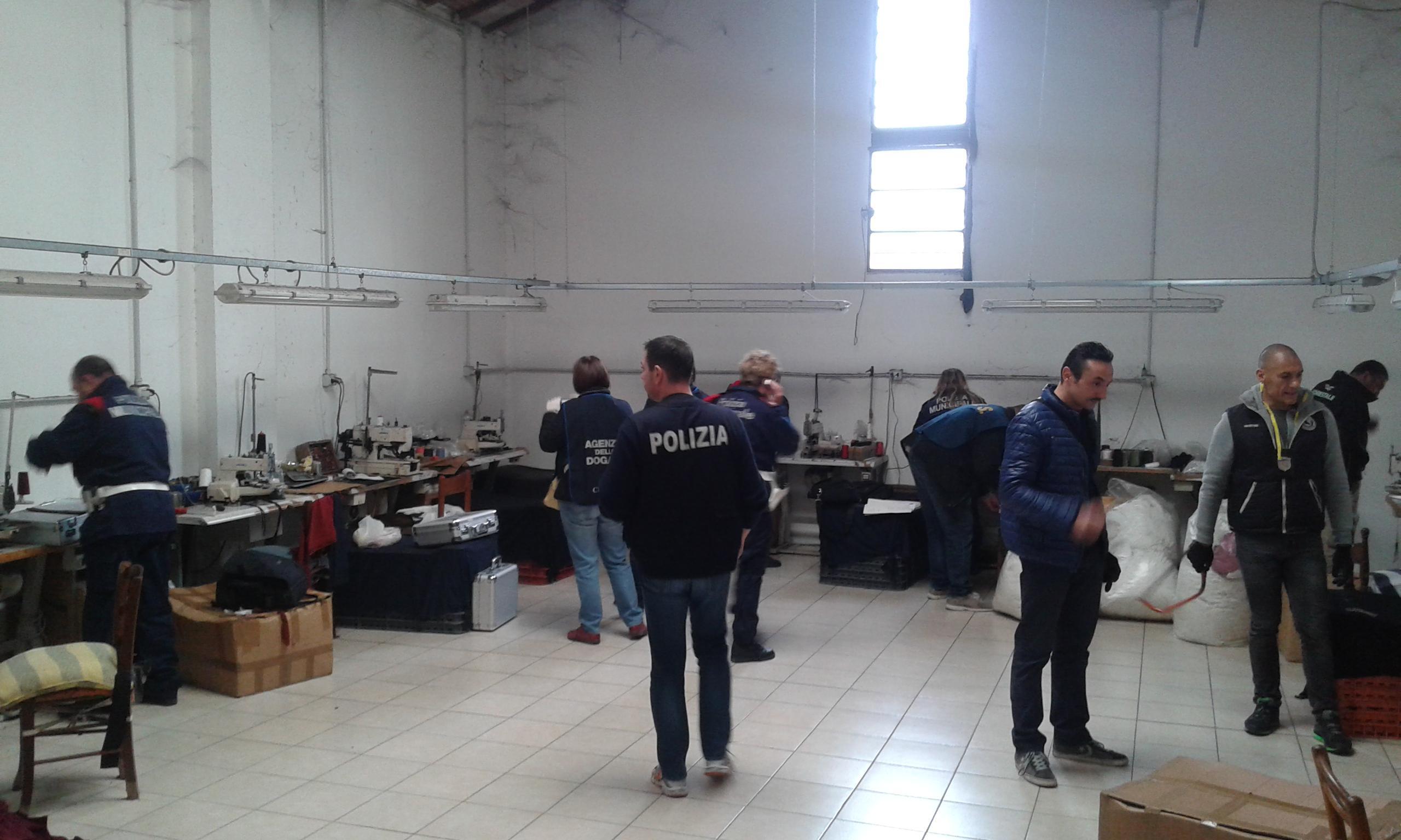 I controlli della polizia nel capannone cinese