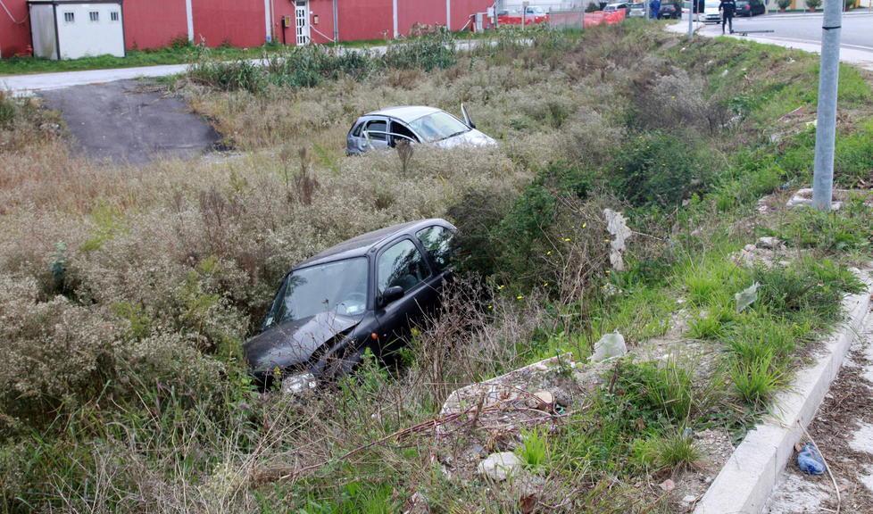 Due auto finiscono nel fossato, tre i feriti