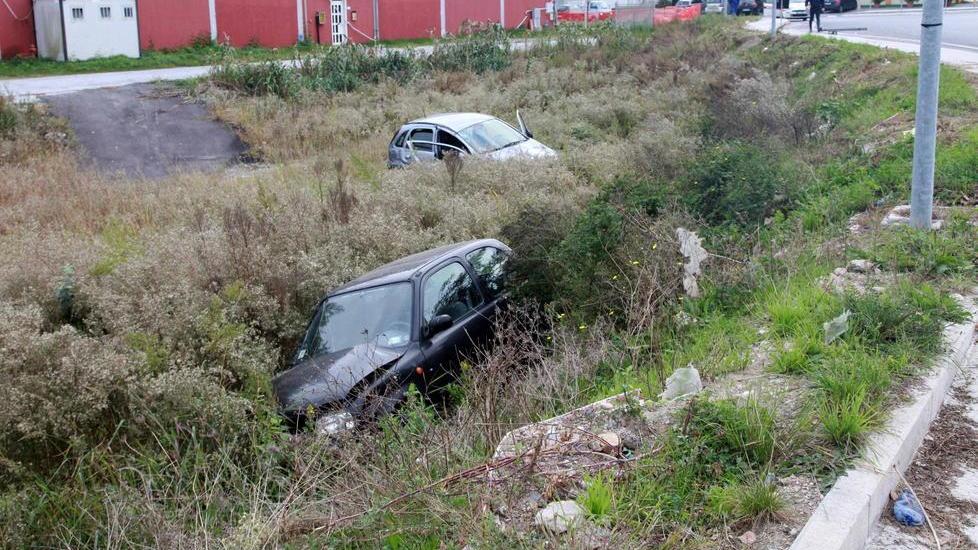 Due auto finiscono nel fossato, tre i feriti