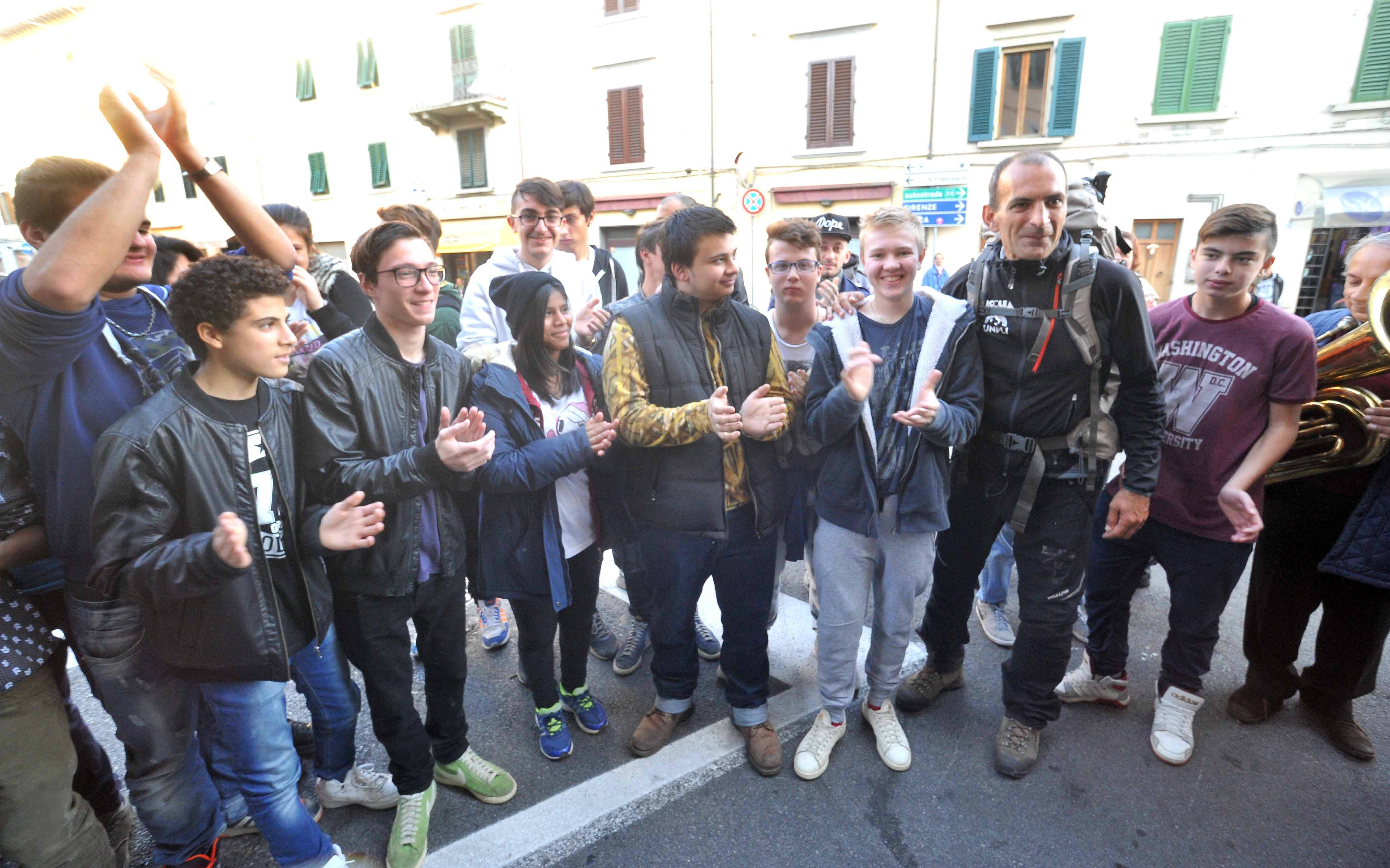 Francisco Sancho insieme ai ragazzi dell'Istituto d'arte (foto Batavia)
