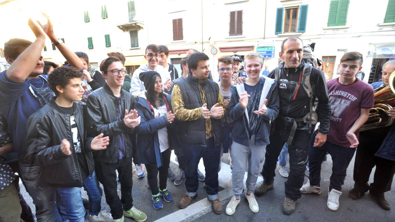 Francisco Sancho insieme ai ragazzi dell'Istituto d'arte (foto Batavia)