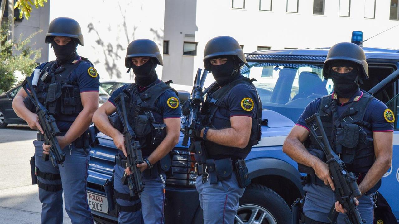 Una squadra antiterrorismo della polizia a Cagliari