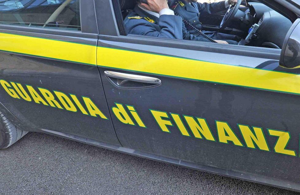 Un’auto della guardia di Finanza, che conduce l’inchiesta