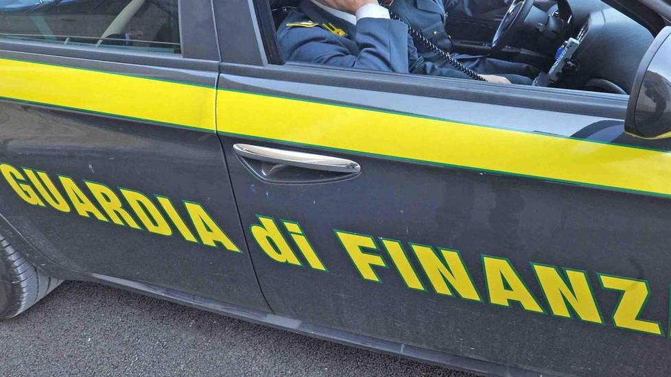 Un’auto della guardia di Finanza, che conduce l’inchiesta