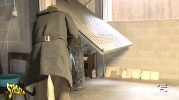 Max Laudadio dentro il garage di un condominio di via Respighi cerca di parlare con un cinese in pigiama