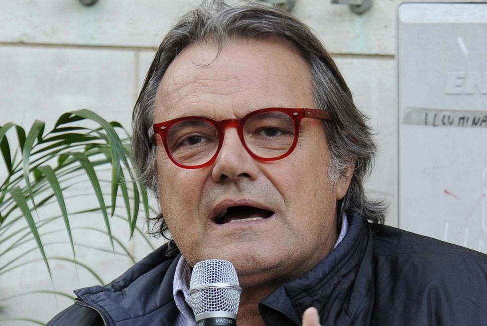 Piana degli olivi bocciata Toscani striglia il sindaco