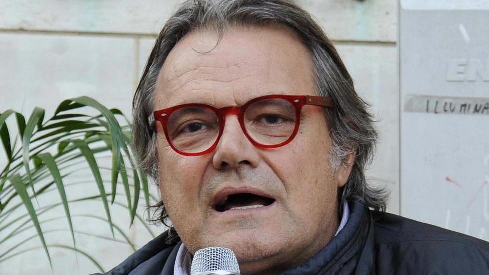 Piana degli olivi bocciata Toscani striglia il sindaco