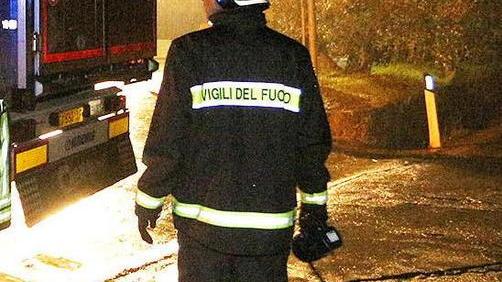 Auto su un fianco, intrappolati in 5