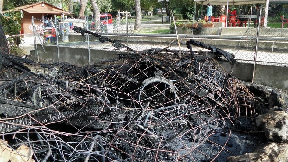 Incendiato un chiosco nel parco di via Montello