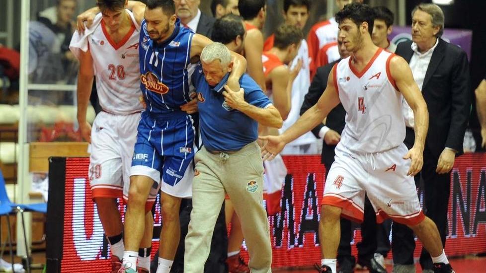 Matias, caviglia rotta Il play è travolto dall’ex Pipitone