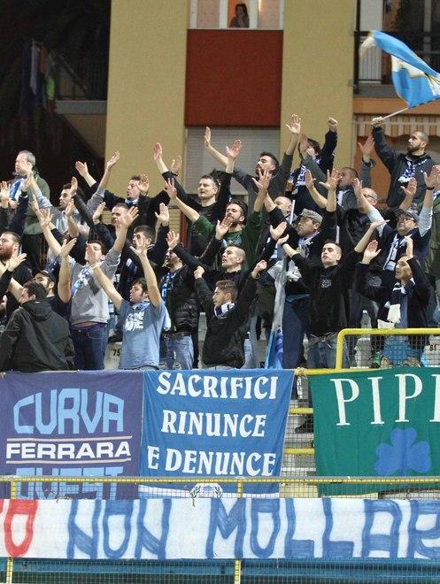 Un tifo straordinario per tutto il match 