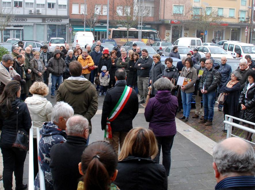 Argentani in piazza, in silenzio 