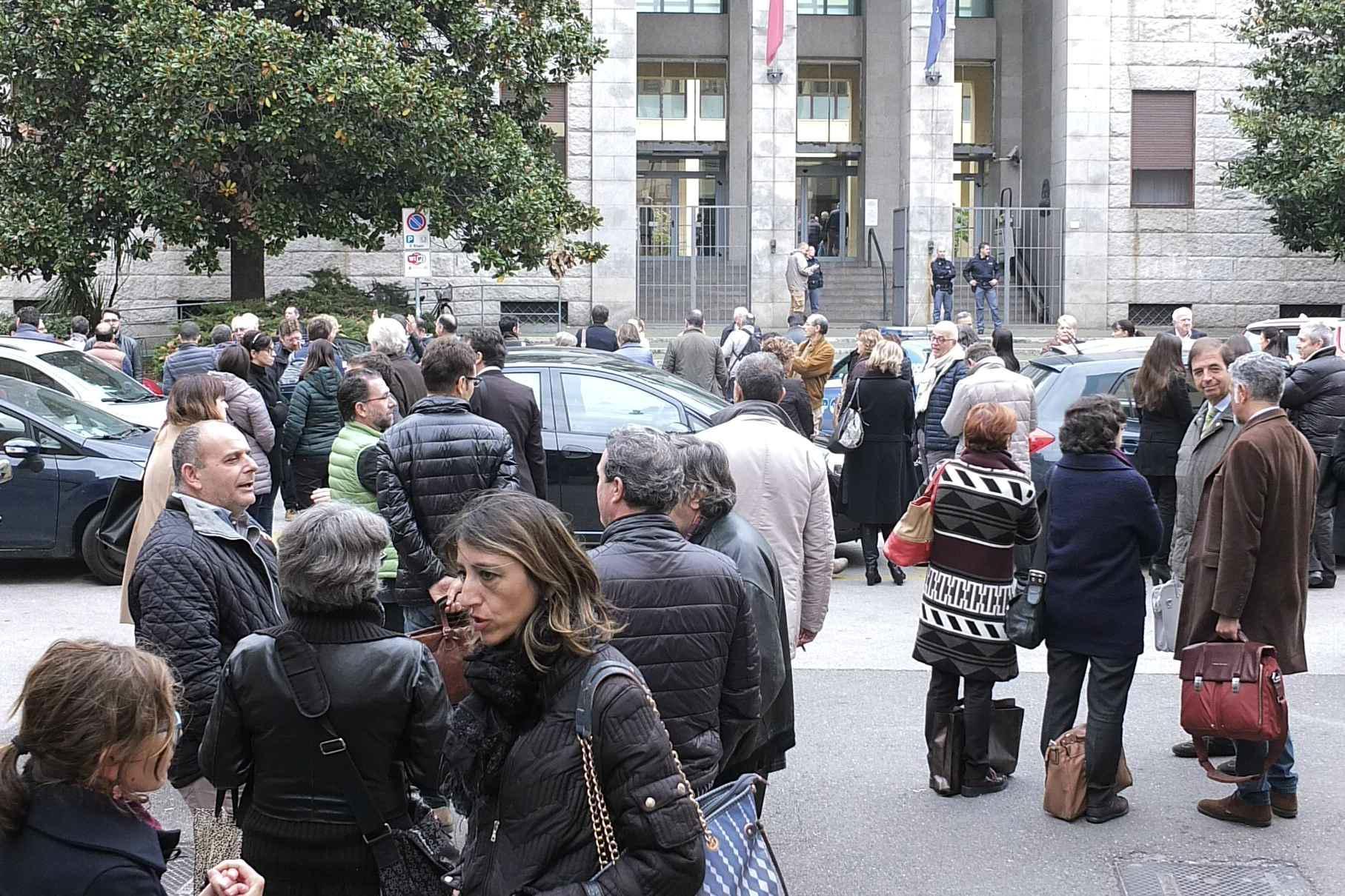 Gente uscita dal Tribunale per l'allarme bomba (foto Muzzi)