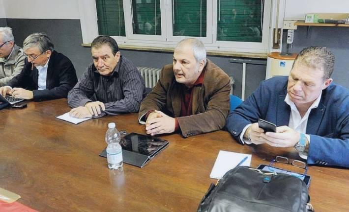 Il tavolo dei sindacalisti al consiglio di fabbrica