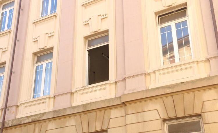 Riscaldamenti accesi e finestre aperte: lo spreco è in classe 