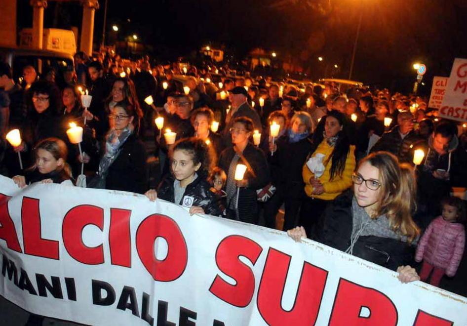 Massa, centinaia di persone alla fiaccolata No Aru 