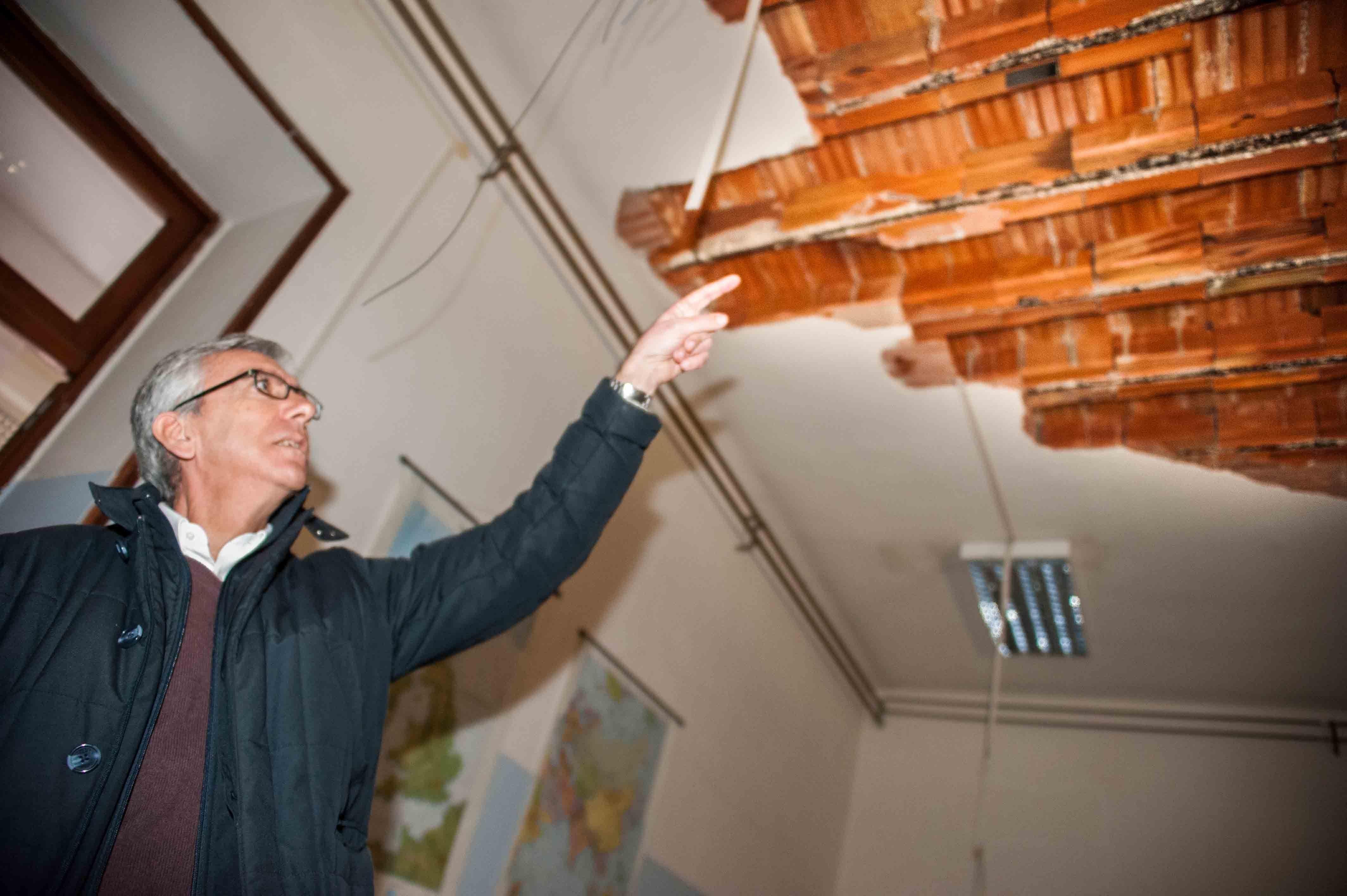 Il presidente della Regione Francesco Pigliaru al Dettori nell'aula dov'era crollato il soffitto (foto Rosas)