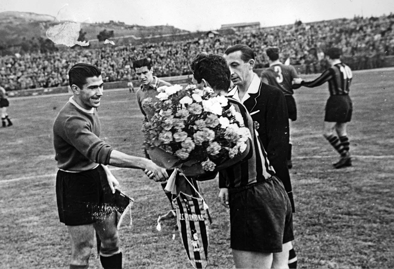 I due capitani si stringono la mano prima della gara