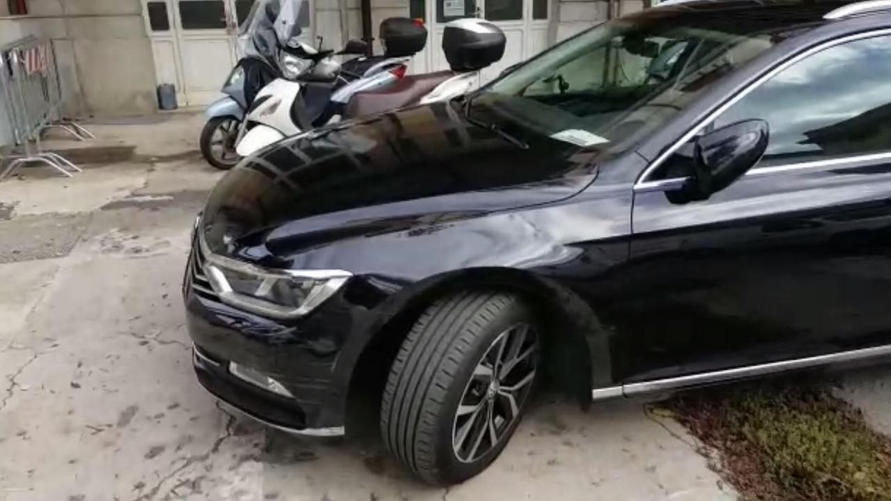 La nuova Passat nera del sindaco parcheggiata alla stazione