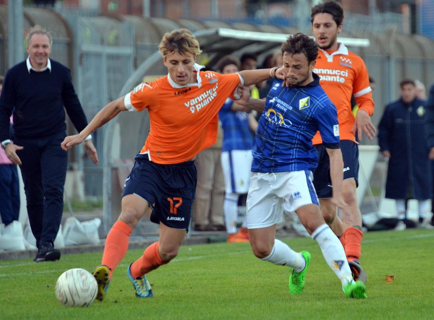Petriccione in un duello con Corvesi nel derby Prato-Pistoiese (Foto Batavia)