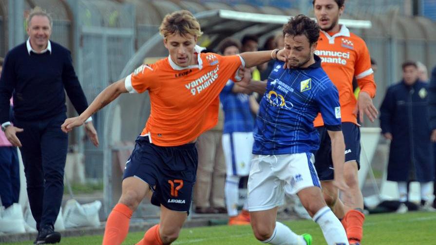 Petriccione in un duello con Corvesi nel derby Prato-Pistoiese (Foto Batavia)