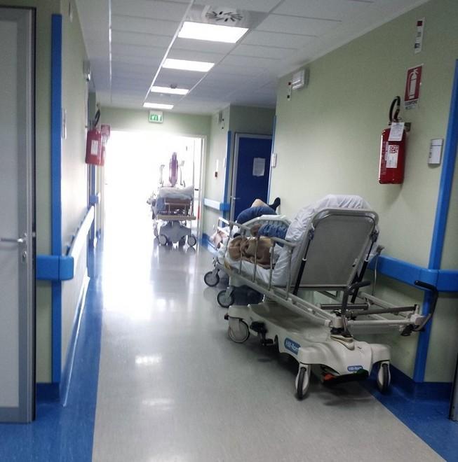 Malati sulle barelle, caos in Geriatria a Sassari 