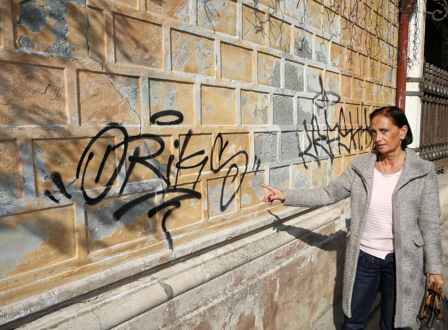 Una delle scritte comparse alle Tamerici (foto Nucci)