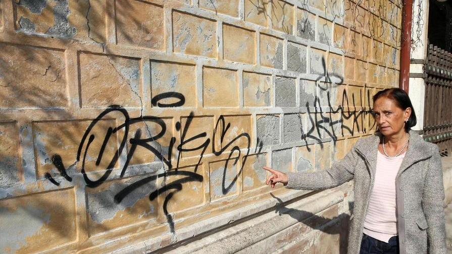 Una delle scritte comparse alle Tamerici (foto Nucci)