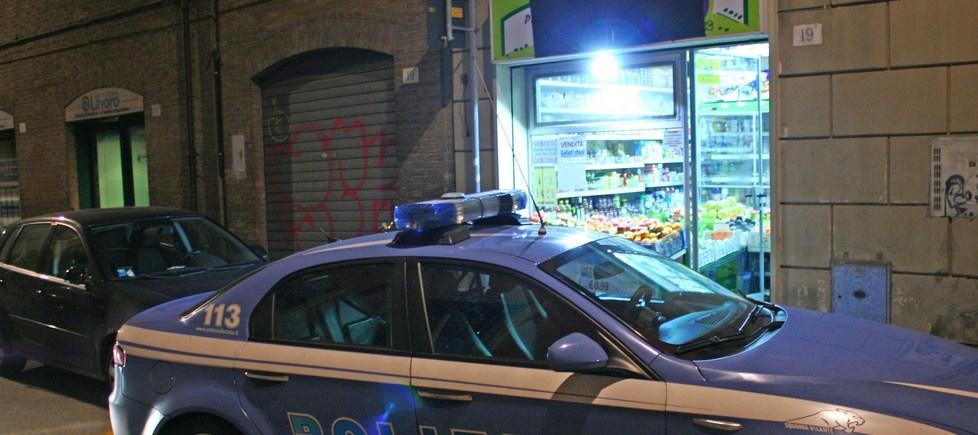 Ferrara, armati di pistola rapinano il negoziante dell'incasso 