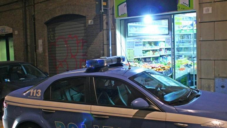 Ferrara, armati di pistola rapinano il negoziante dell'incasso