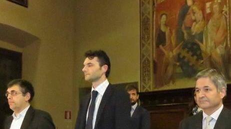 In piedi a cantare la Marsigliese in segno di solidarietà