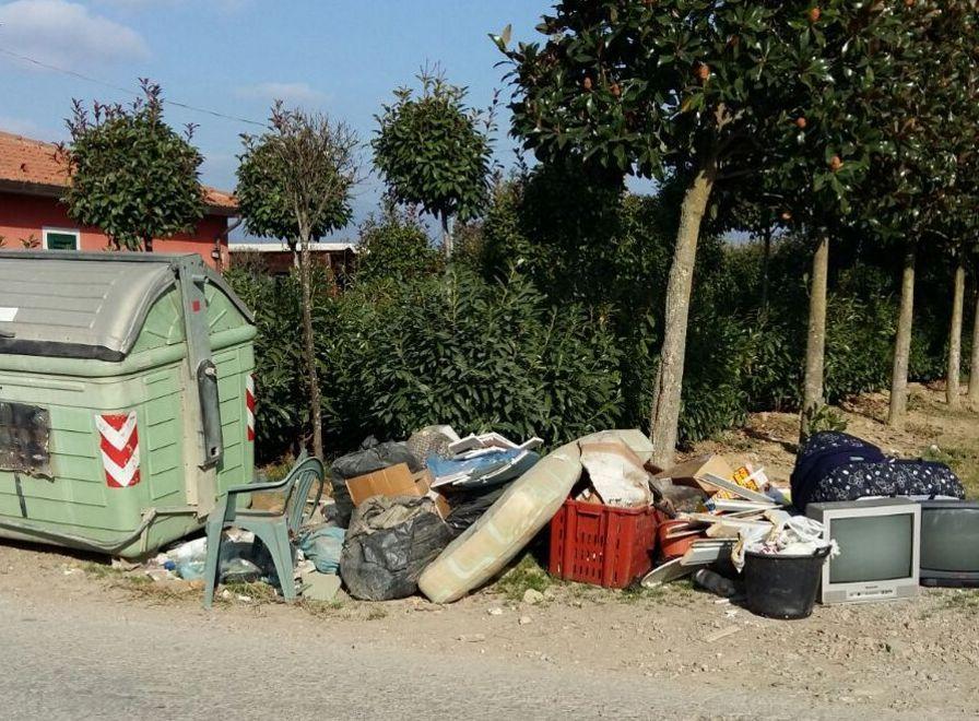 Discarica abusiva da sei mesi vicino al portone di casa
