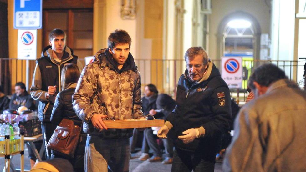 I campioni del basket portano la cena ai clochard pistoiesi