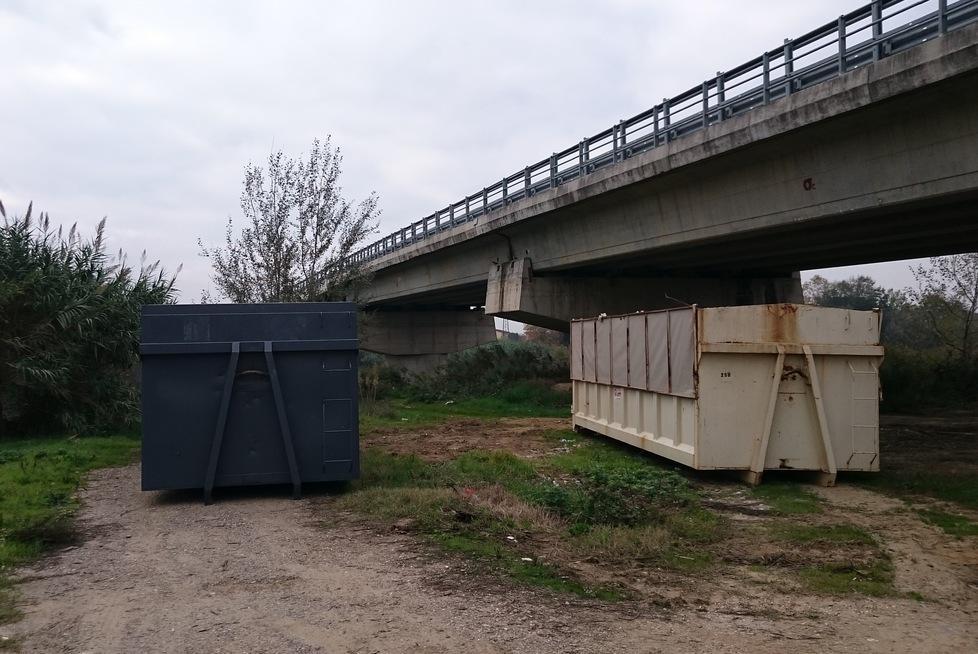 Due container per rimuovere la maxi-discarica abusiva