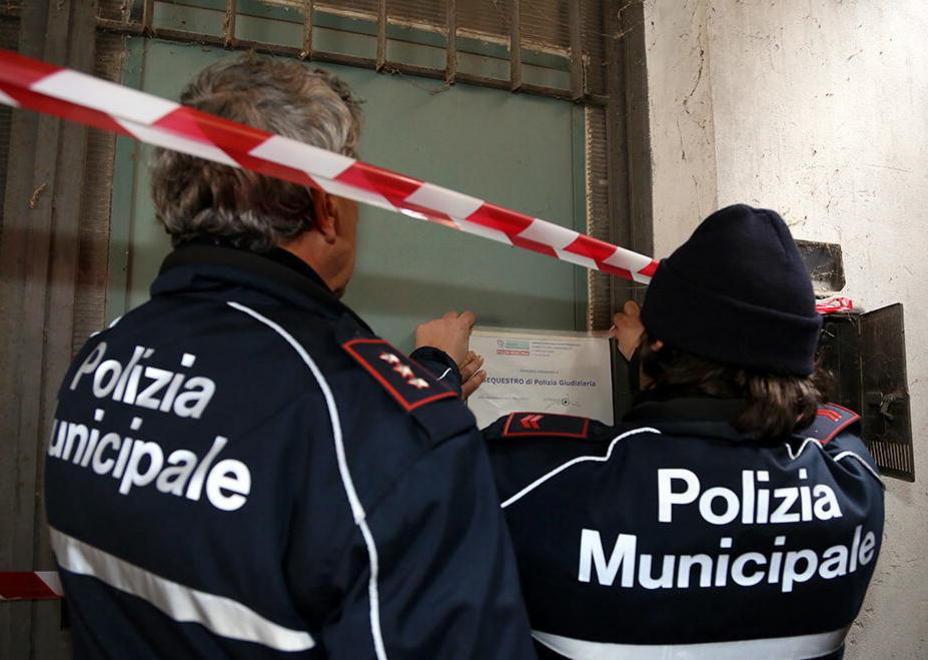 Scovati abusi edilizi in casa maxi-multe e demolizioni 