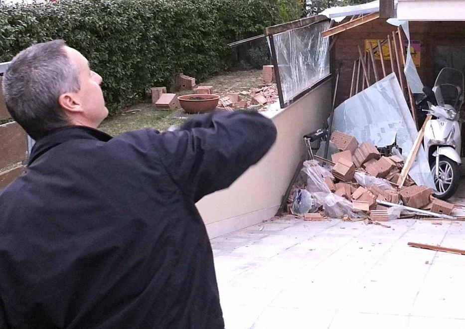 Crolla carico di mattoni da una gru, danneggiata una casa