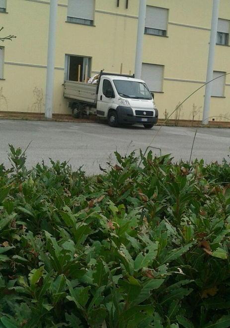 Mobili e attrezzature via dall’albergo: è tutto autorizzato 