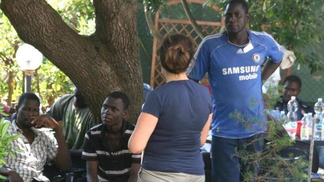 Progetto migranti I profughi potano i pini alle Spianate