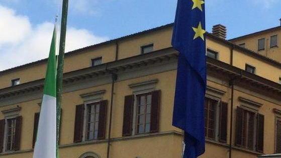 Bandiere a mezz’asta in Comune