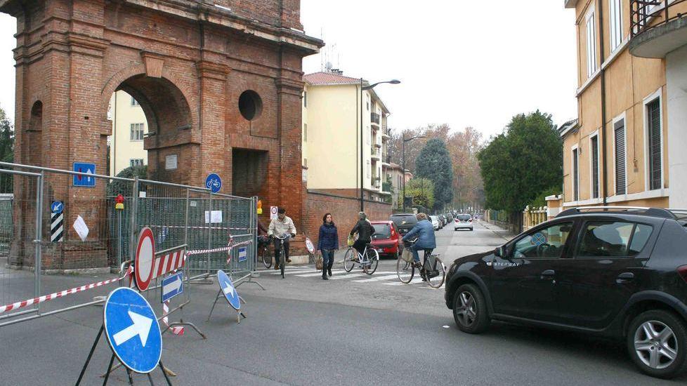 Posa dei pinnacoli sulla Prospettiva La strada è chiusa