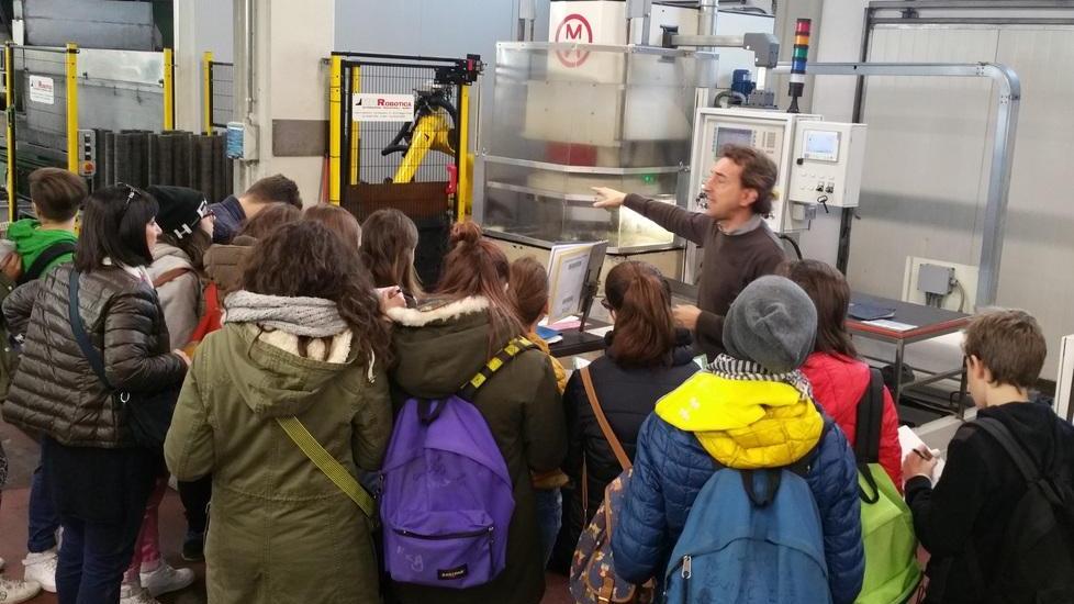 Gli studenti in visita alla Bombardi