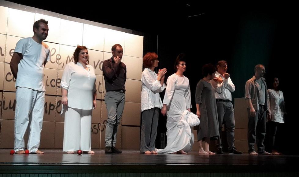Dalla dipendenza agli applausi sul palco 